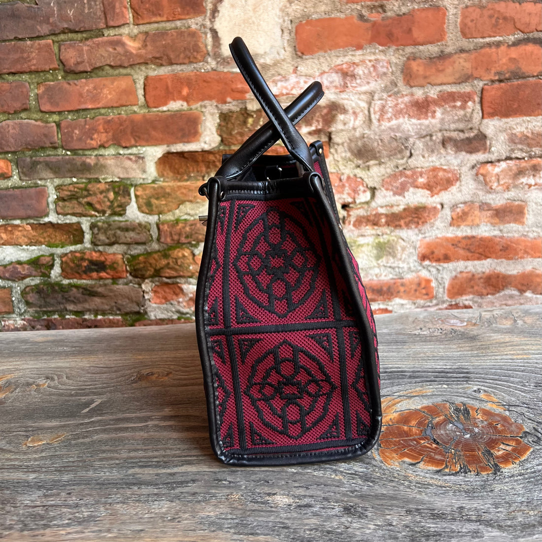 Borsa con disegno ricamato