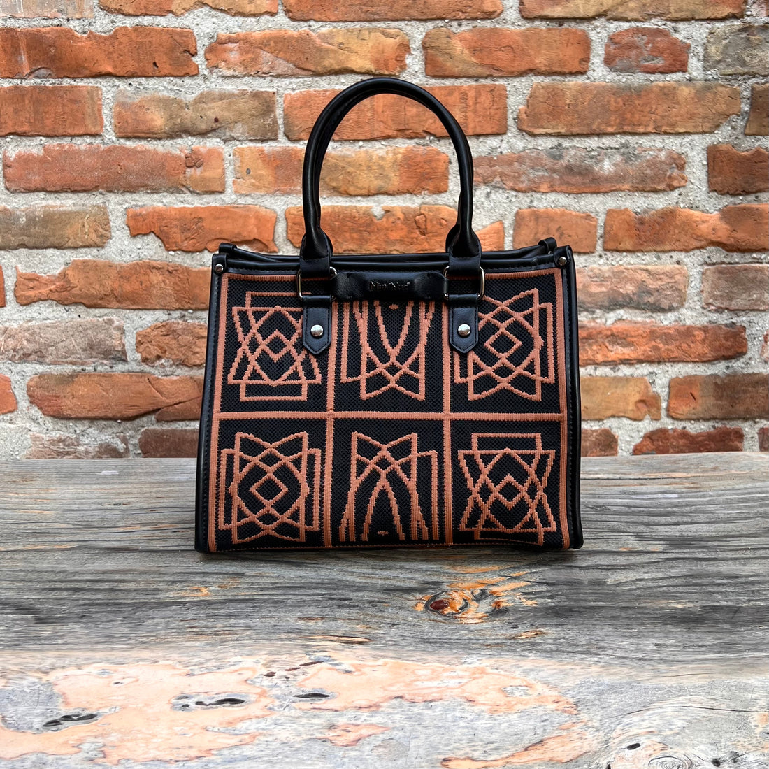 Borsa con disegno ricamato